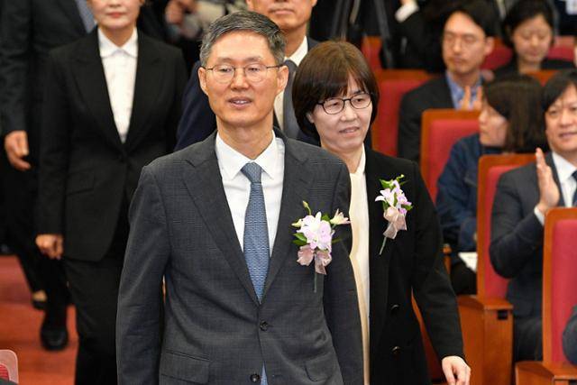 문형배(앞줄 왼쪽) 전 헌법재판소장 권한대행과 이미선 전 헌법재판관이 지난달 18일 서울 종로구 헌법재판소 대강당에서 열린 퇴임식 참석을 위해 입장하고 있다. 남동균 인턴기자