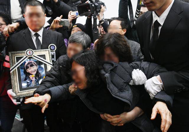 지난 2월 14일 오전 대전 서구 건양대병원 장례식장에서 돌봄교실을 마친 뒤 귀가하다 교사에게 살해당한 김하늘(8)양의 발인식이 엄수되고 있다. 뉴스1