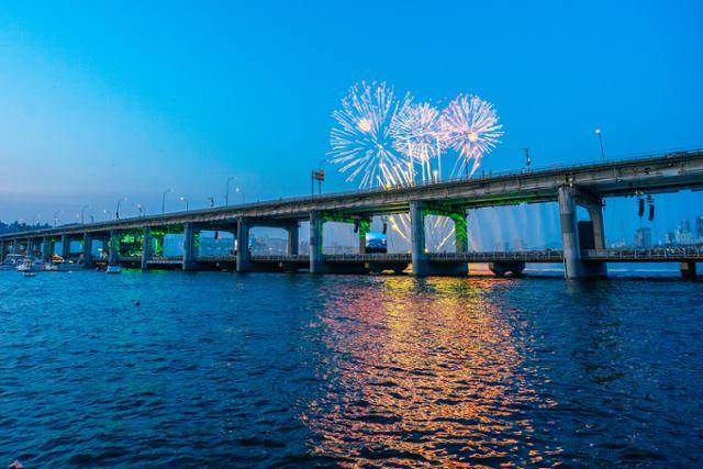 25일 서울 잠수교에서 그룹 세븐틴의 데뷔 10주년 기념 공연이 열리고 있다. 플레디스 엔터테인먼트 제공