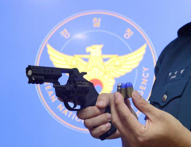경찰이 도입하는 저위험 권총. 저위험 권총의 위력은 35줄 정도로 38구경의 10분의 1 수준 살상능력을 갖고 있다. 뉴스1