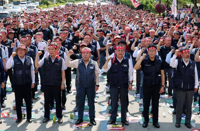 서울시버스노동조합원들이 26일 서울 송파구 서울시교통회관 앞에서 총파업 투쟁 승리재취 버스노동자 결의대회를 갖고 구호를 외치고 있다. 서울, 인천, 부산 등 전국 22개 지역 전국자동차노동조합연맹 산하 시내버스 노조는 노사교섭 결렬시 28일 동시 총파업을 진행한다고 밝혔다. 뉴스1