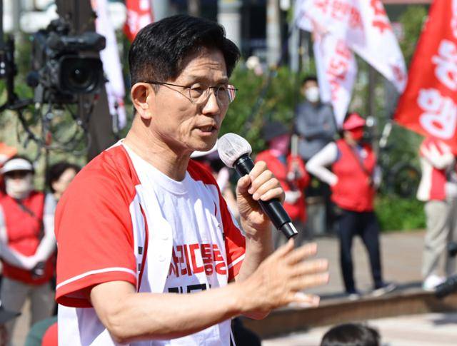 김문수 국민의힘 대선 후보가 26일 경기 오산시 오산역 광장에서 열린 유세에서 지지를 호소하고 있다. 오산=정다빈 기자