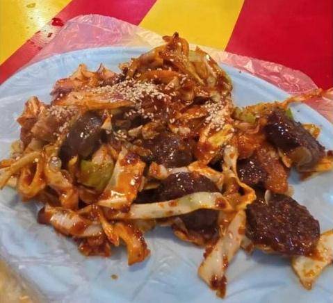 3월 28일 한 누리꾼이 사회관계망서비스(SNS) 스레드에 올린 순대볶음 사진. 글쓴이는 당시 제주도 전농로 왕벚꽃 축제 노점에서 판매된 순대볶음 인증 사진이라며 "순대 6조각에 2만5,000원"이라고 설명했다. 스레드 캡처