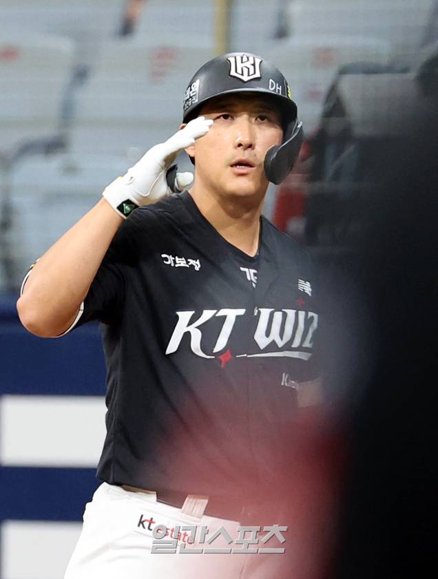25일 오후 서울 고척스카이돔에서 열린 2025 프로야구 KT 와 키움 경기. KT 황재균이 3회 1사 1,2루서 1타점 적시타를 날리고 기뻐하고 있다. 고척=정시종 기자 capa@edaily.co.kr /2025.05.25.