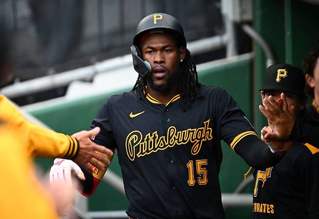 피츠버그 파이리츠 오닐 크루스가 26일 밀워키전에서 122.9마일로 날아가는 홈런을 쏘아올렸다. 역대 가장 빠른 타구를 생산했다. Joe Sargent/Getty Images/AFP (Photo by Joe Sargent / GETTY IMAGES NORTH AMERICA / Getty Images via AFP)/2025-05-23 08:30:33/ <저작권자 ⓒ 1980-2025 ㈜연합뉴스. 무단 전재 재배포 금지, AI 학습 및 활용 금지>