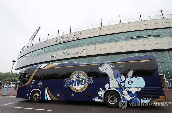 프로야구 NC의 임시 홈구장 울산 문수야구장에 16일 구단 버스가 세워져 있다. 선수들의 움직이는 집이나 마찬가지인 구단 버스도 언제 본가에 갈 수 있을까요. 사진=연합뉴스