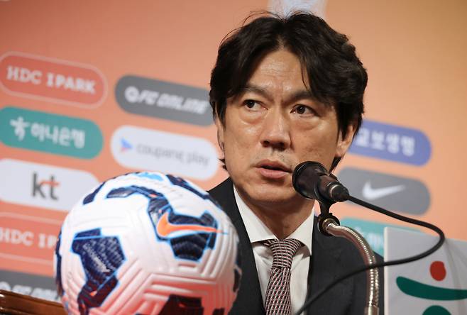 <yonhap photo-3748=""> 월드컵 3차 예선 명단 발표하는 홍명보 감독 (서울=연합뉴스) 최재구 기자 = 홍명보 축구대표팀 감독이 26일 서울 축구회관에서 열린 기자회견에서 월드컵 축구 3차 예선 6월 A매치 명단을 발표하고 있다. 2025.5.26 jjaeck9@yna.co.kr/2025-05-26 11:03:41/ <저작권자 ⓒ 1980-2025 ㈜연합뉴스. 무단 전재 재배포 금지, AI 학습 및 활용 금지></yonhap>