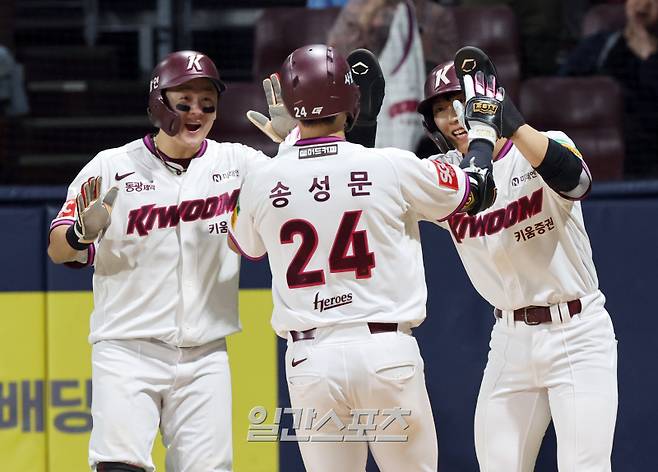 30일 오후 서울 고척스카이돔에서 열린 2025 프로야구 롯데 와 키움 경기. 키움 송성문이 9회 우월 3점 홈런을 날리고그라운드를 돌고 있다. 고척=정시종 기자 capa@edaily.co.kr /2025.04.30.