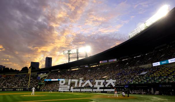 만원 관중이 들어선 서울 잠실구장의 전경. IS 포토