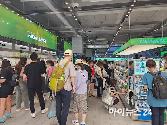 올리브영 명동타운점이 사람들로 붐비고 있다. [사진=아이뉴스24 DB]