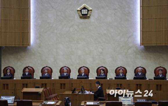 조희대 대법원장을 비롯한 대법관들이 1일 오후 서울 서초구 대법원에서 이재명 더불어민주당 대선 후보의 공직선거법 위반 사건 상고심 선고를 위해 입정하고 있다. [사진=사진공동취재단]