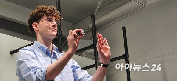 네이슨 로슨 맥클린 다이슨 시니어 엔지니어링 매니저가 26일 서울 성동구 무신사 스퀘어 성수4에서 500원짜리 동전 크기의 하이퍼디미엄 모터를 보여주는 모습. [사진=박지은 기자]