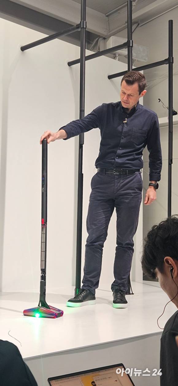 톰 무디 다이슨 홈 카테고리 총괄이 26일 서울 성동구 무신사 스퀘어 성수4에서 열린 신기술 공개행사에서 '펜슬백' 무선청소기를 선보이고 있다. [사진=박지은 기자]