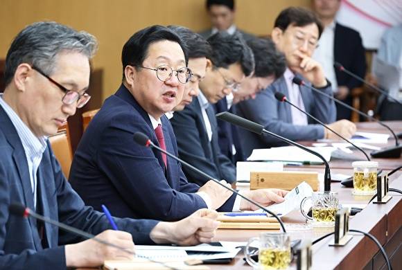 이장우 대전시장이 26일 주간업무회의를 주재하고 있다.[사진=대전시]