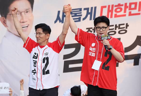 국민의힘 김문수 대선 후보가 26일 서울 도봉구 방학사거리에서 한동훈 전 대표와 집중유세를 하고 있다. [사진=연합뉴스]