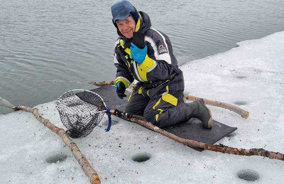 스웨덴 키루나 지역의 야생 투어 가이드 미카엘 크레쿨라가 물에 빠진 갤럭시 폰을 건져올리고 있다. [사진=삼성전자]