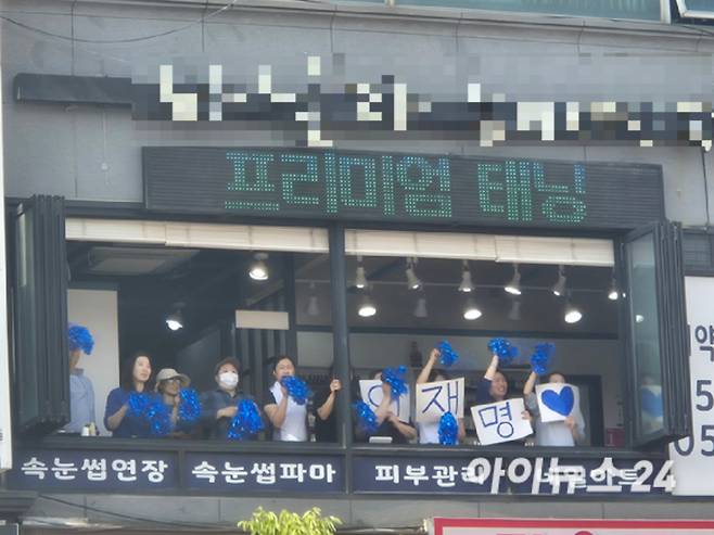 시민들이 26일 경기도 남양주시 평내호평역 광장에서 유세를 하는 이재명 더불어민주당 대선 후보를 응원하고 있다. [사진=김주훈 기자]