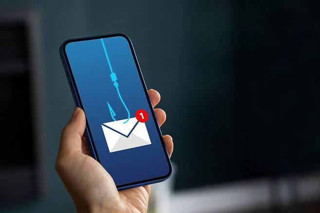 전화, 메시지 등을 활용한 사기 수법은 갈수록 교묘해지는 추세입니다 / 출처=셔터스톡