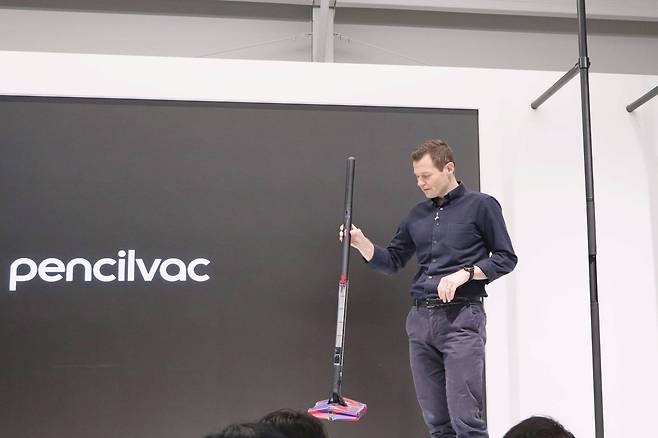 다이슨 신제품을 소개하는 톰 무디(Tom Moody) 다이슨 홈 부문 글로벌 총괄 / 출처=IT동아