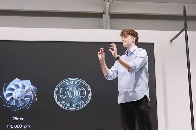 다이슨 신제품을 소개하는 네이슨 로슨 맥클린(Nathan Lawson McLean) 다이슨 시니어 엔지니어링 매니저 / 출처=IT동아