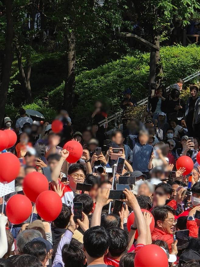25일 송파 석촌호수 앞 유세 현장에서 한동훈 전 대표가 손을 번쩍 들어 보이고 있다. (SNS 캡처)