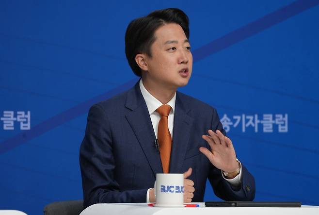 이준석 대선 후보가 26일 방송기자클럽 토론회에서 발언하고 있다. (개혁신당)