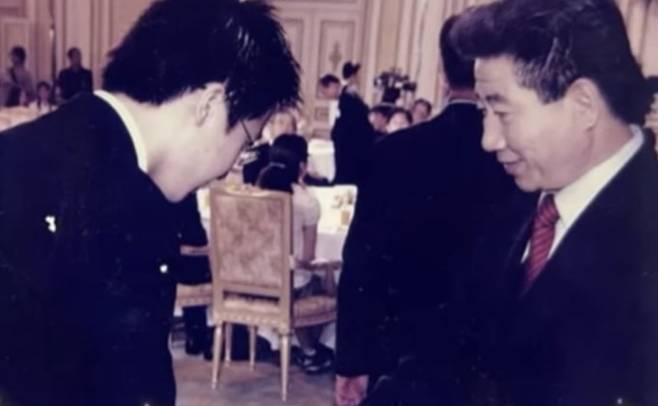 이준석 개혁신당 대선 후보가 과거 노무현 대통령에게 장학 증서를 받는 모습이라며 공개한 사진 (사진, 이준석 후보 SNS)