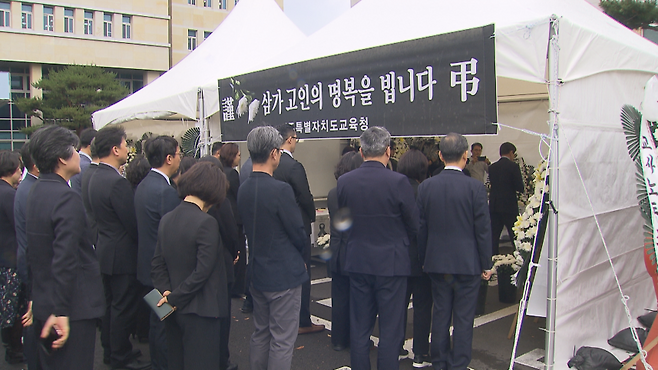 제주도교육청 앞마당에 마련된 제주 모 중학교 A교사 추모 분향소.