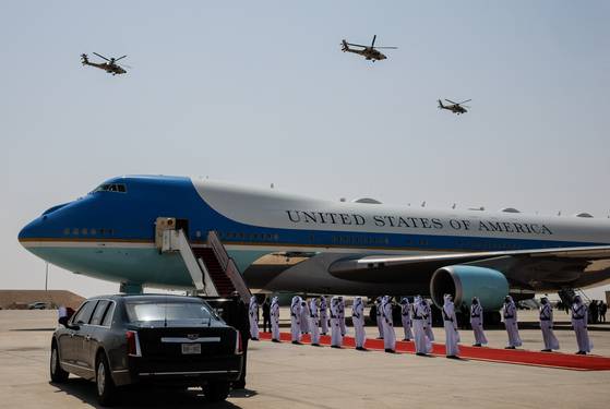 지난 15일 트럼프 대통령을 태운 에어포스원이 카타르 공항에 착륙해 있다. [로이터=연합뉴스]