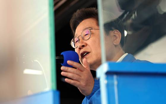 이재명 더불어민주당 대선 후보가 25일 오후 충남 당진전통시장 유세장에서 연설하고 있다. 김성룡 기자