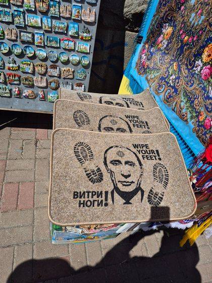 우크라이나 키이우의 한 노점에서 파는 블라디미르 푸틴 러시아 대통령 얼굴이 그려진 발닦개. 박현준 기자