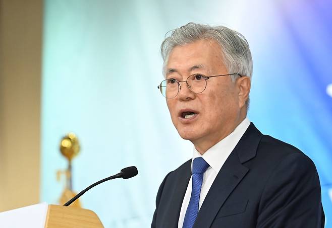 문재인 전 대통령이 지난 4월 25일 서울 여의도 국회도서관에서 열린 4·27 판문점선언 7주년 기념식에 참석해 기념사를 하고 있다. 국회사진기자단