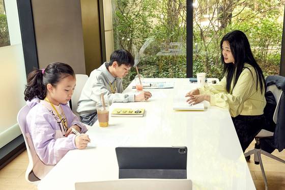 이서연(맨 오른쪽) 작가가 이서준(맨 왼쪽)·전서진 학생기자와 만나 그림책 만들기에 대해 설명했다.