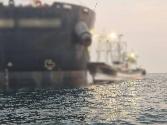 충돌한 화물선과 어선. 사진 전북 군산해양경찰서
