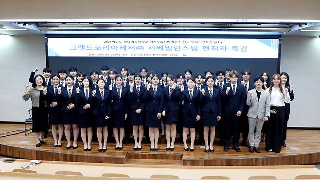 특강을 마치고 현직자와 재학생이 기념사진을 촬영하고 있다