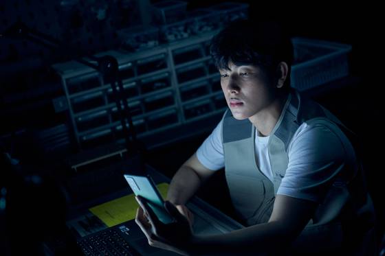 넷플릭스 영화 '스마트폰을 떨어뜨렸을 뿐인데'는 평범한 회사원이 자신의 스마트폰을 분실한 뒤 일상 전체를 위협받는 공포 상황을 그린다. 사진 넷플릭스
