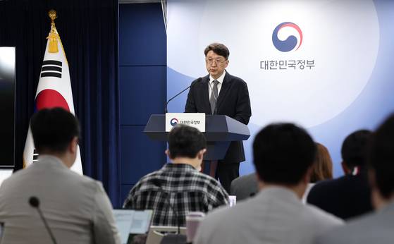 최우혁 과학기술정보통신부 정보보호네트워크정책관이 지난 19일 서울 종로구 정부서울청사에서 SKT 침해사고 관련 민관 합동 조사결과 2차 브리핑을 하고 있다. 뉴스1