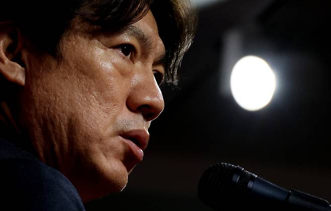 홍명보 축구대표팀 감독이 26일 서울 축구회관에서 월드컵 축구 3차 예선 6월 A매치 명단을 발표하고 질문에 답하고 있다. [연합뉴스]