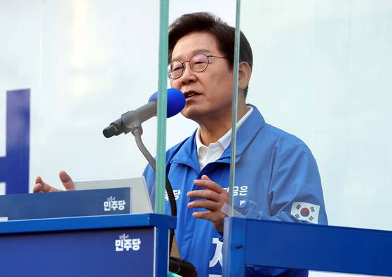 더불어민주당 이재명 대선 후보가 '캐스팅보트'로 꼽히는 충남지역 유세에 나선 25일 충남 아산시 탕정역 한들물빛공원에서 열린 집중 유세에서 시민들에게 지지를 호소하고 있다. 연합뉴스