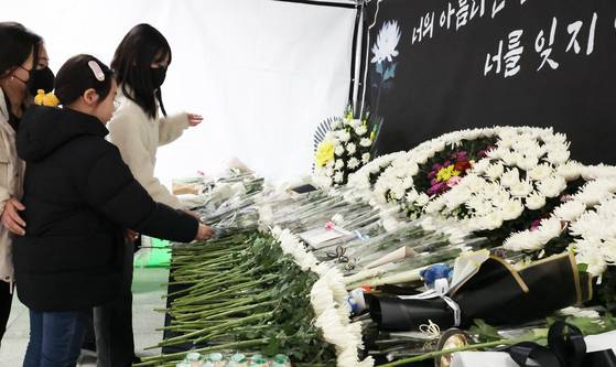 지난 2월 13일 故 김하늘 양의 합동분향소가 차려진 대전시 서구 한 초등학교에 추모객 발걸음이 이어지고 있다. 연합뉴스