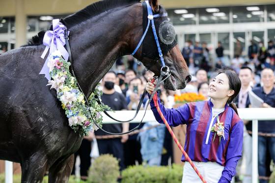 김혜선 기수(36)가 지난해 4월 출전한 YTN배 대상경주에서 우승 후 글로벌히트를 보며 웃고 있다. 사진 마사회