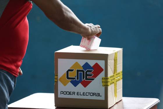 25일(현지시간) 베네수엘라의 한 투표소에서 유권자가 투표하고 있다. AFP=연합뉴스