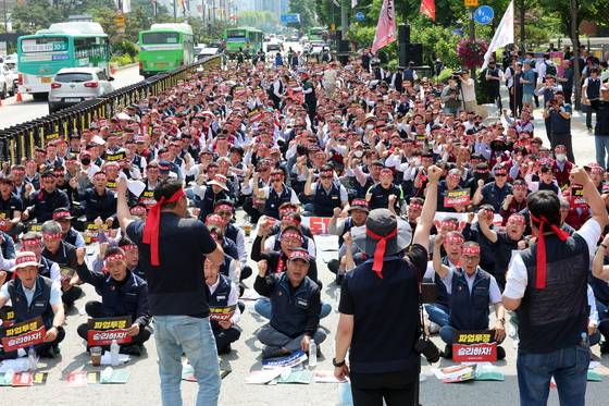 서울시버스노조 노조원들이 26일 서울 송파구 교통회관 앞에서 총파업 투쟁 승리쟁취 버스노동자 결의대회를 갖고 구호를 외치고 있다.  [뉴스1]