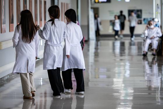 지난 20일 서울시내 대학병원에서 의료진들이 이동하고 있다. 뉴시스