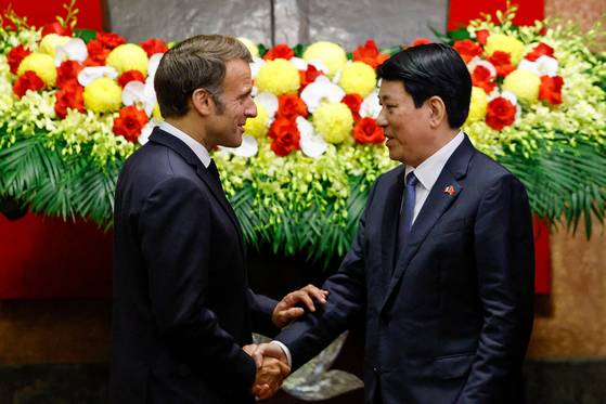 마크롱이 26일(현지시간) 베트남에서 르엉 끄엉 베트남 국가주석을 만나고 있다. AFP=연합뉴스