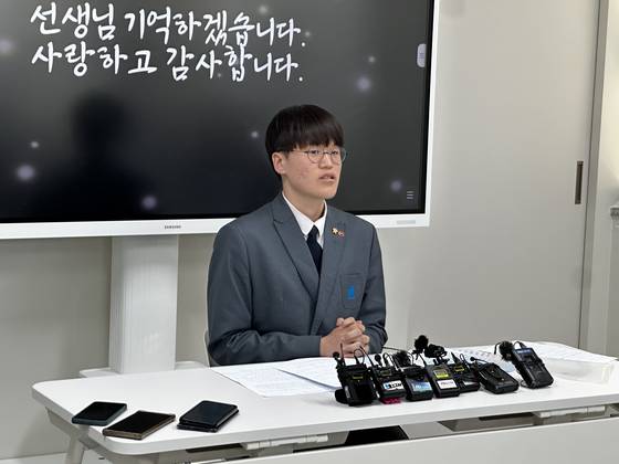 26일 오후 5시 10분 제주시 제주교사노동조합 사무실 한켠에서 숨진 A교사의 옛 학생 최형준군이 입장문을 낭독했다. 최충일 기자