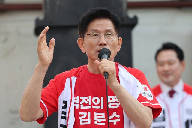▲ 국민의힘 김문수 대선 후보가 25일 충남 서산시 중앙통 로데오거리에서 집중 유세를 하고 있다. 연합뉴스