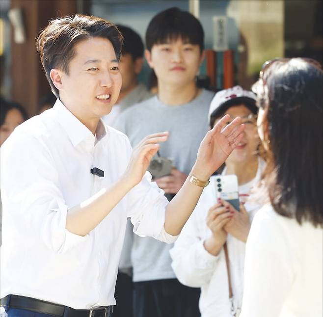 < 이준석, 종묘 인근서 거리 유세 > 이준석 개혁신당 대선 후보가 25일 서울 종묘 인근 거리유세에서 시민들과 인사하고 있다. 연합뉴스