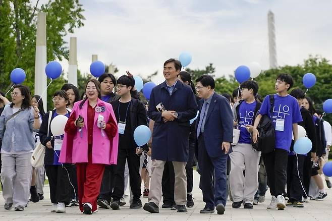 배우 김석훈과 테트라팩 에코 서포터즈, 나우리 중등연합, 시민들은 월드컵공원을 걸으며 자원순환과 탄소중립의 메시지를 전파하는 ‘희망의 걸음’을 진행하고 있다.