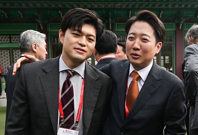 21일 서울 신라호텔에서 열린 제16회 조선일보 아시안리더십콘퍼런스(ALC)에 참석한 국민의힘 김용태 비상대책위원장과 이준석 개혁신당 대선 후보가 대화하고 있다. / 사진=조선일보 제공